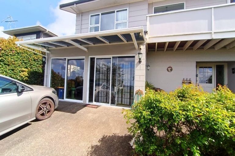 Photo of property in 32 Chatswood Grove, Chatswood, Auckland, 0626