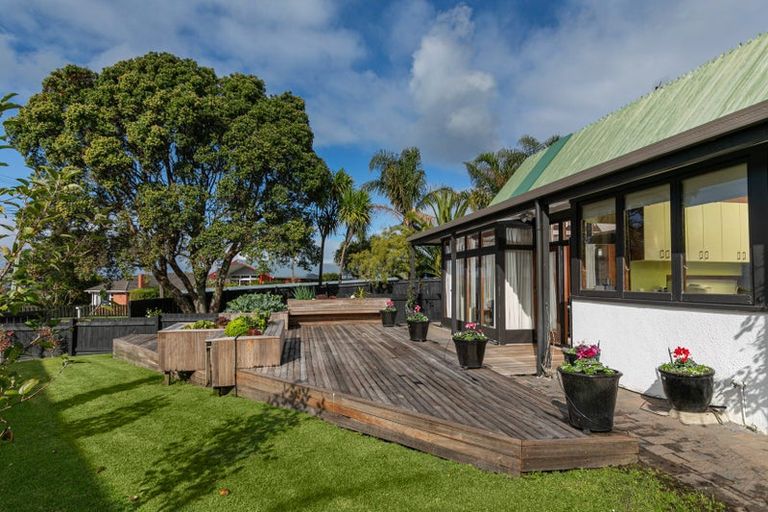 Photo of property in 15 Fairlea Road, Te Atatu South, Auckland, 0610