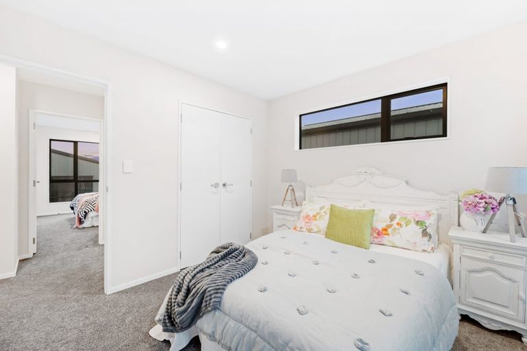 Photo of property in 22 Don Oliver Lane, Glen Eden, 0602