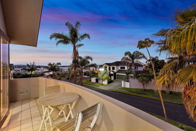 Photo of property in 3 Lupetti Rise, West Harbour, Auckland, 0618