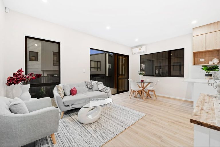 Photo of property in 22 Don Oliver Lane, Glen Eden, 0602