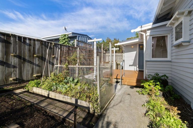 Photo of property in 297 The Parade, Island Bay, Wellington, 6023