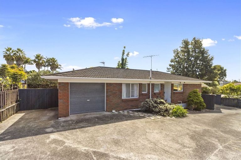 Photo of property in 1/10 May Avenue, Te Atatu South, Auckland, 0610