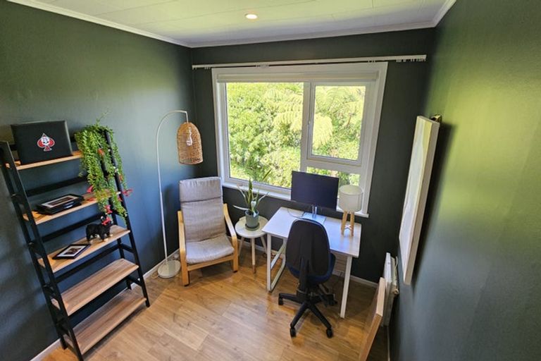 Photo of property in 28 Alwyn Place, Newlands, Wellington, 6037
