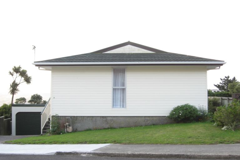 Photo of property in 6 Sloane Terrace, Newlands, Wellington, 6037