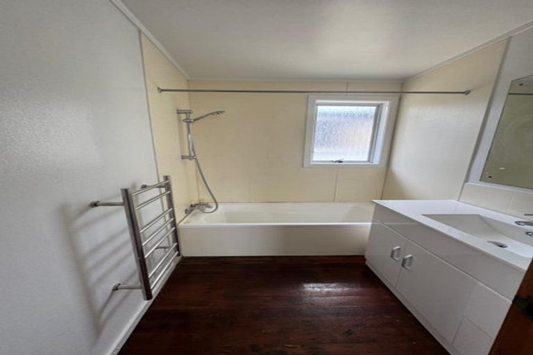 Photo of property in 2/14 Ballater Place, Highland Park, Auckland, 2010