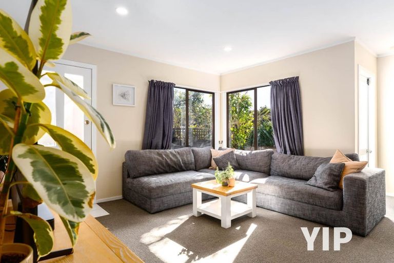 Photo of property in 2/154 Newlands Road, Newlands, Wellington, 6037
