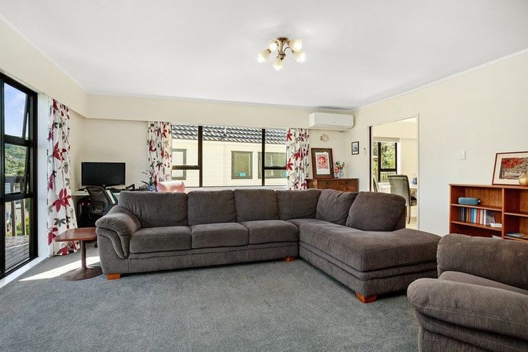 Photo of property in 6 Zande Terrace, Tawa, Wellington, 5028