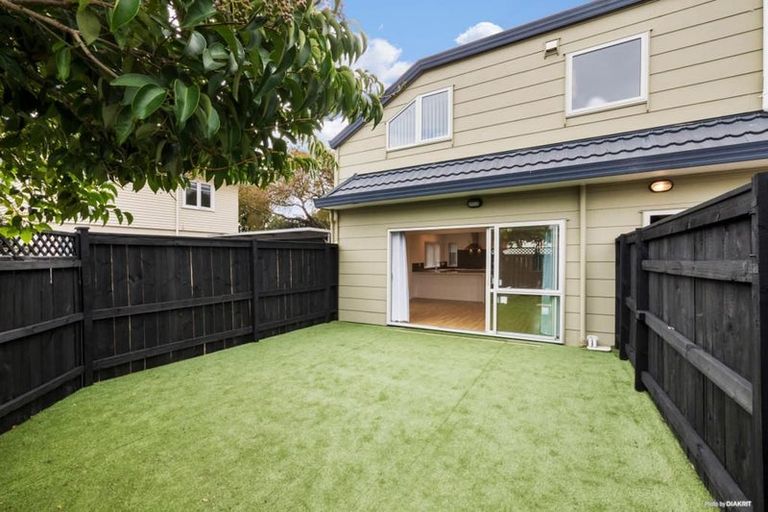 Photo of property in 2/242 Pakuranga Road, Pakuranga Heights, Auckland, 2010