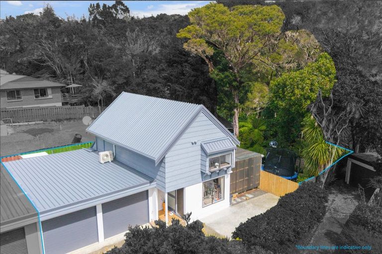 Photo of property in 2/5 Eugen Place, Bayview, Auckland, 0629