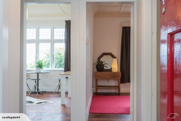 Photo of property in 30 Hungerford Road, Lyall Bay, Wellington, 6022