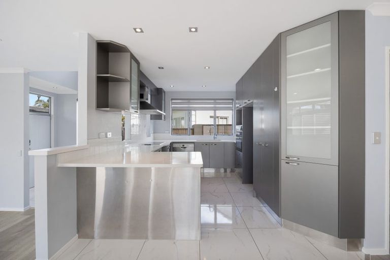 Photo of property in 10 Lupetti Rise, West Harbour, Auckland, 0618
