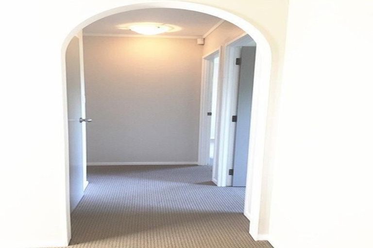 Photo of property in 24 Jillteresa Crescent, Half Moon Bay, Auckland, 2012