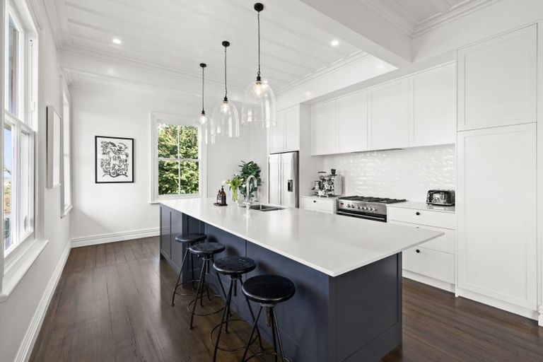 Photo of property in 15 Sealy Road, Bluff Hill, Napier, 4110