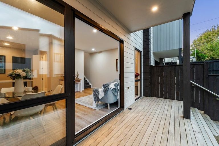 Photo of property in 22 Don Oliver Lane, Glen Eden, 0602