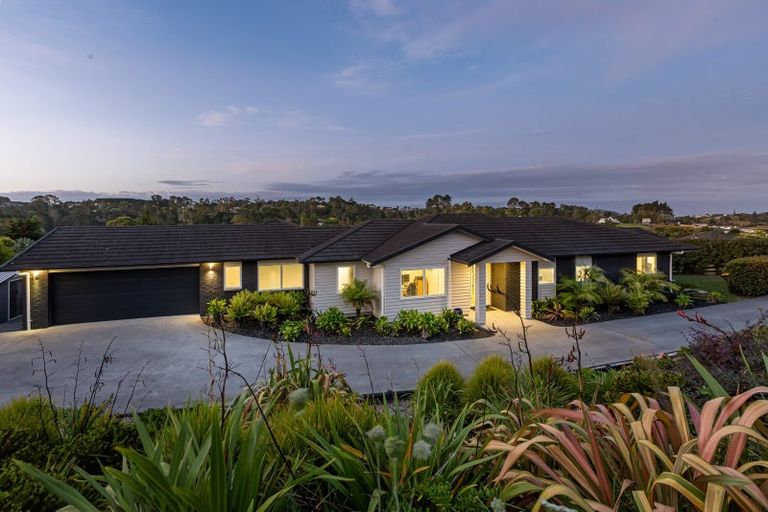Photo of property in 60 Roberts Road, Matakatia, Whangaparaoa, 0930