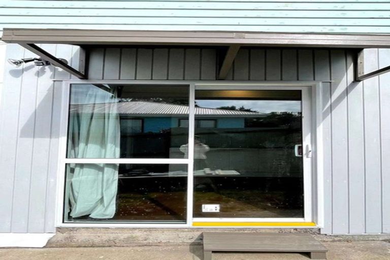 Photo of property in 21 Queen Mary Avenue, New Lynn, Auckland, 0600