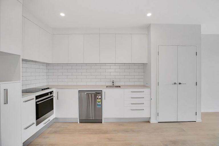 Photo of property in 2 Ko Street, Northcote, Auckland, 0627