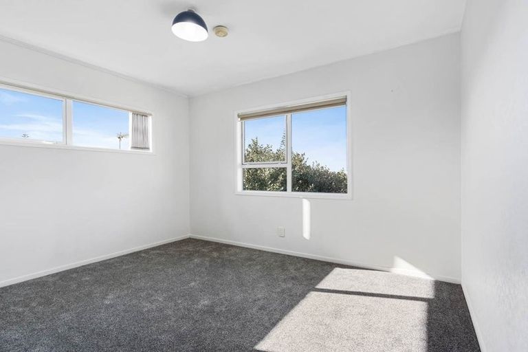Photo of property in 19 Ravenwood Drive, Forrest Hill, Auckland, 0620