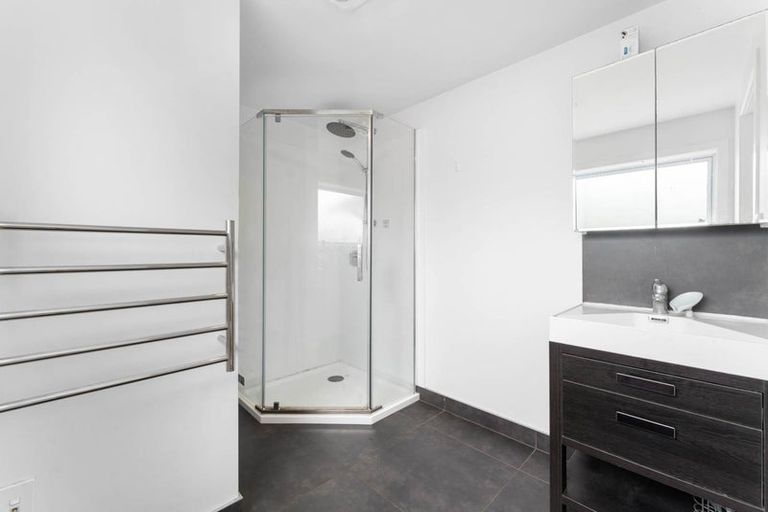 Photo of property in 52 Ayton Drive, Totara Vale, Auckland, 0629