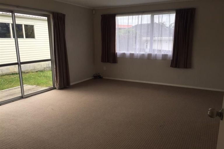 Photo of property in 28 Waimumu Road, Massey, Auckland, 0614