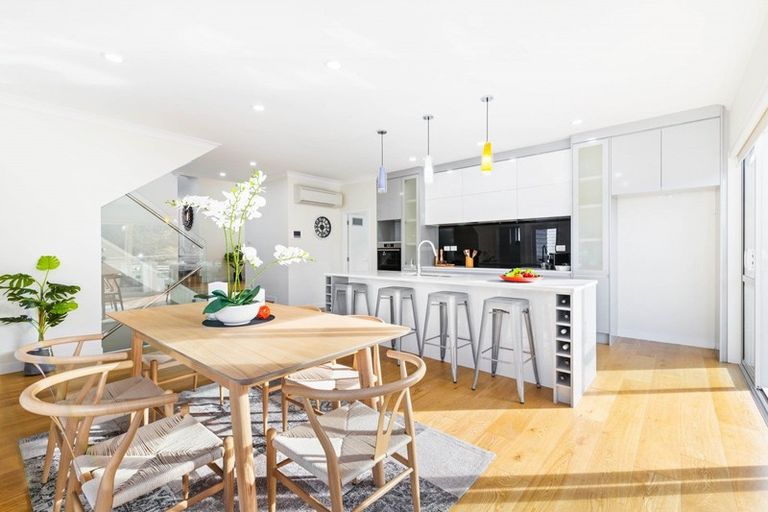 Photo of property in 16 Para Close, Fairview Heights, Auckland, 0632