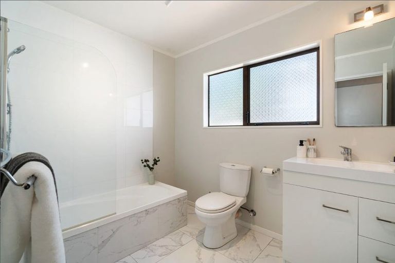 Photo of property in 2/14 Charles Street, Hauraki, Auckland, 0622