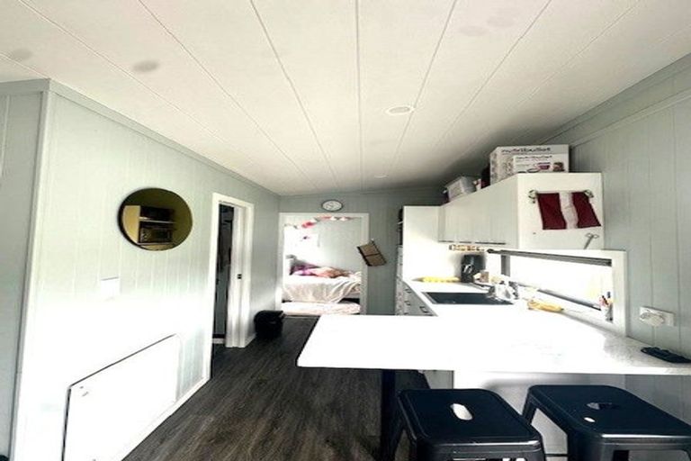 Photo of property in 21 Endeavour Street, Lyall Bay, Wellington, 6022