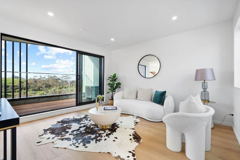 Photo of property in 2/1090 Beach Road, Torbay, Auckland, 0630