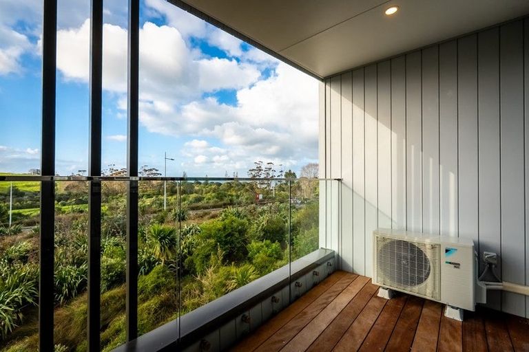 Photo of property in 5/1090 Beach Road, Torbay, Auckland, 0630