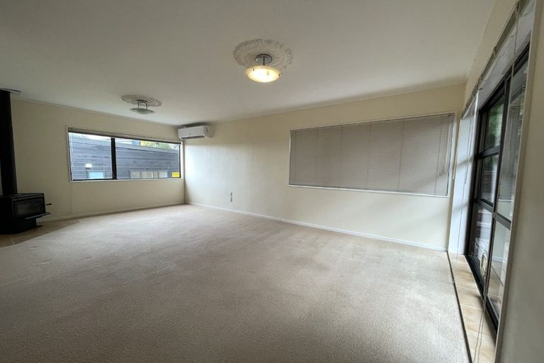 Photo of property in 1/14 Strabo Place, Windsor Park, Auckland, 0632