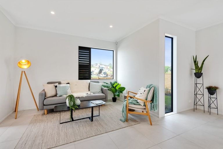 Photo of property in 28 Owen Chapman Drive, Red Beach, 0932