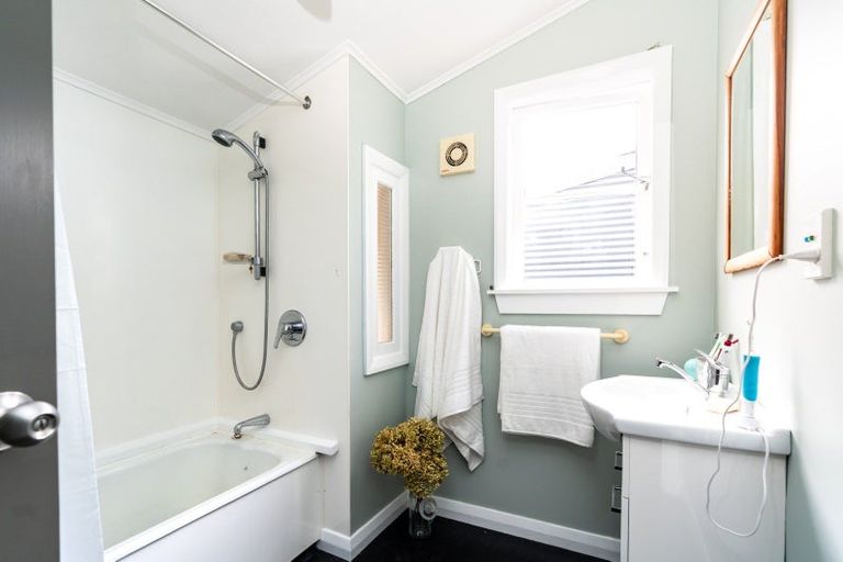 Photo of property in 19 Moir Street, Mount Victoria, Wellington, 6011