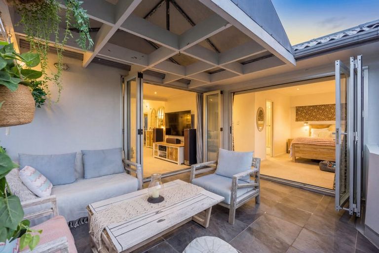 Photo of property in 1/22 Sandown Road, Rothesay Bay, Auckland, 0630