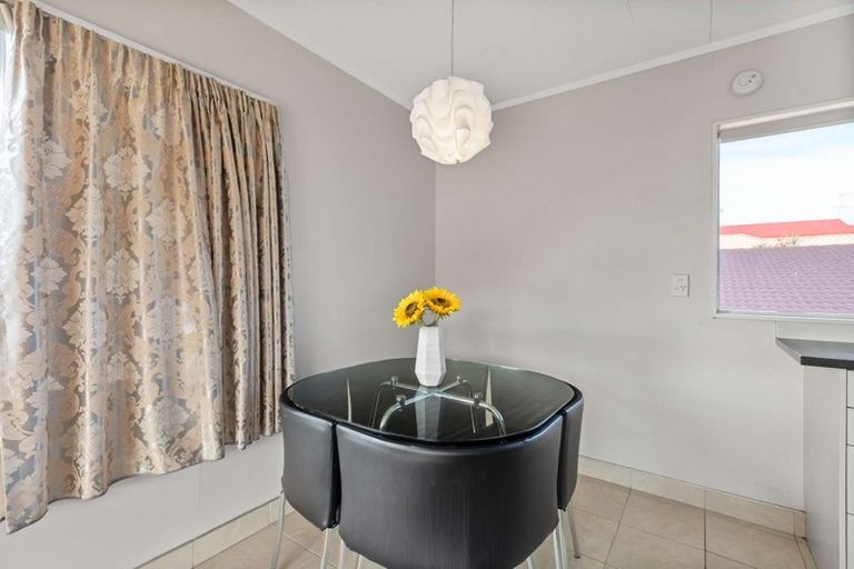 Photo of property in 2/21 Te Atatu Road, Te Atatu South, Auckland, 0610
