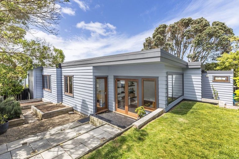 Photo of property in 22 Tai Paku Paku Road, Karaka Bays, Wellington, 6022