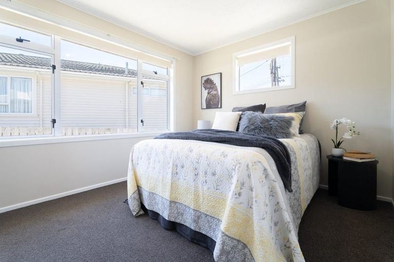 Photo of property in 5 Kenmore Street, Newlands, Wellington, 6037