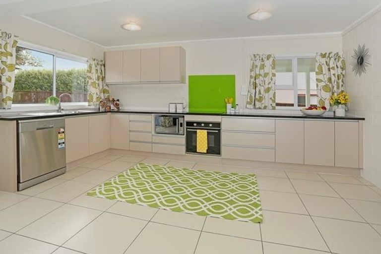 Photo of property in 17 Statesman Street, Henderson, Auckland, 0612