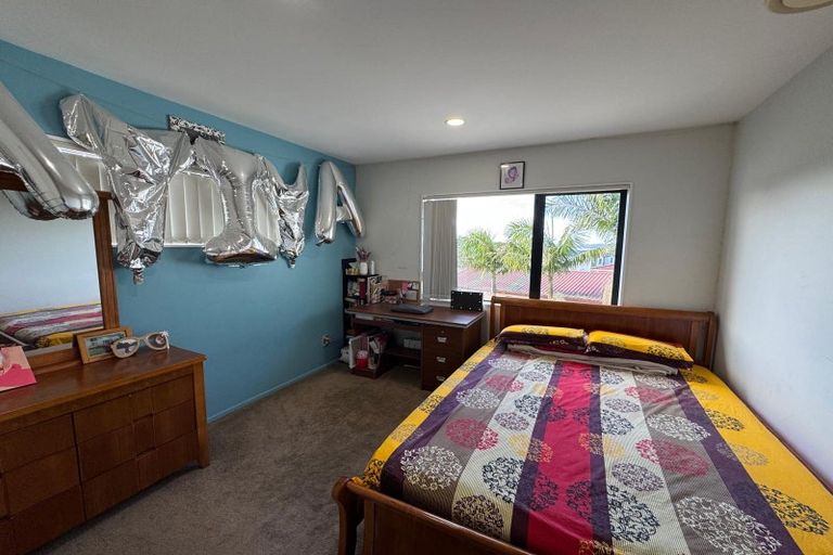Photo of property in 14a Pipitea Place, Massey, Auckland, 0614