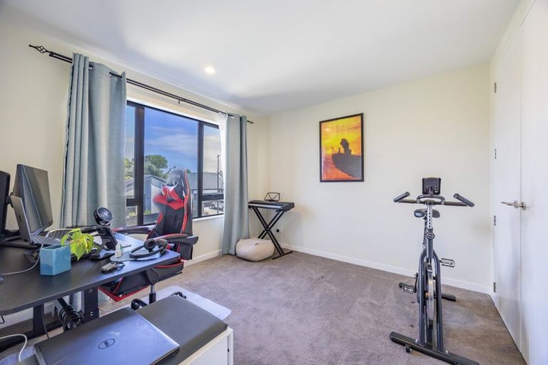 Photo of property in 16 Cara Avenue, Kumeu, 0810
