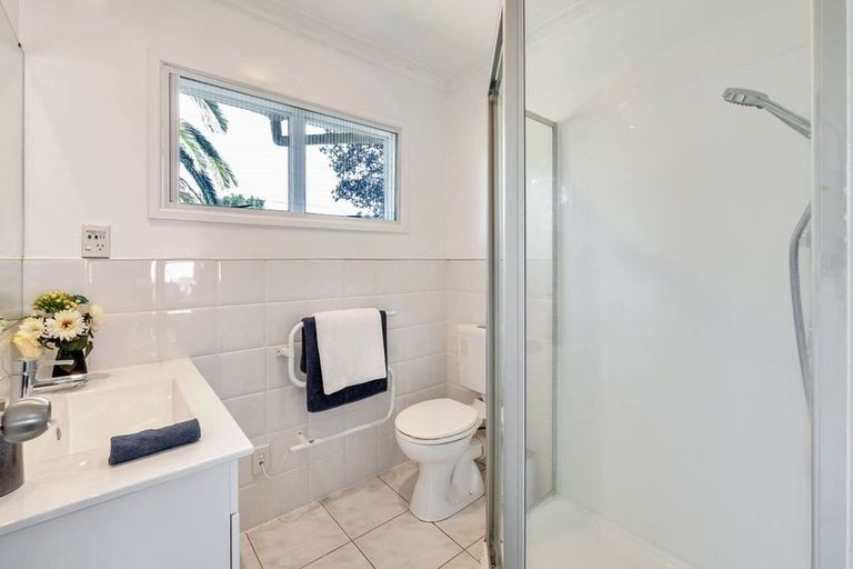 Photo of property in 2/6 Ngatoa Place, Glenfield, Auckland, 0629