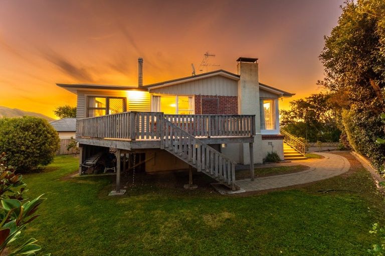 Photo of property in 16 Utauta Street, Waikanae, 5036