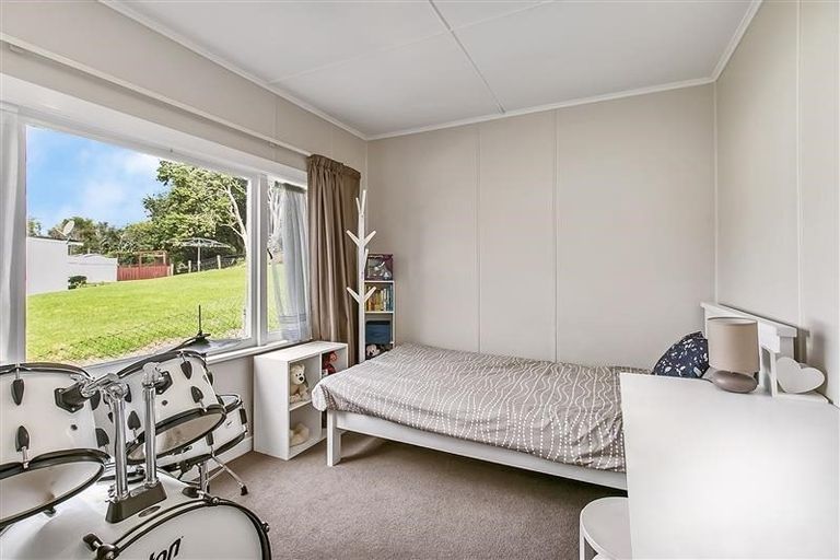 Photo of property in 15 Awaroa Road, Helensville, 0800