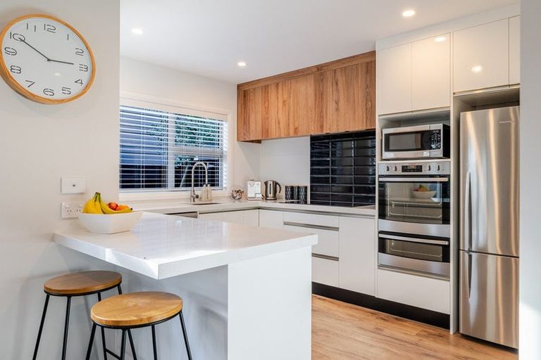 Photo of property in 2a Alton Place, Hokowhitu, Palmerston North, 4410