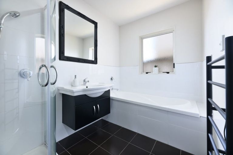 Photo of property in 8 Riverglade Parkway, Te Atatu South, Auckland, 0610