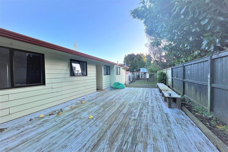 Photo of property in 21 Rehia Road, Massey, Auckland, 0614