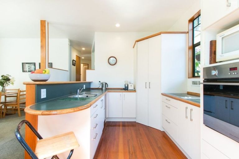Photo of property in 16 Hebe Place, Birkenhead, Auckland, 0626