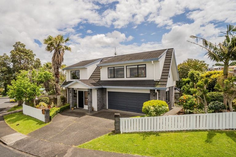 Photo of property in 3 Lantana Road, Green Bay, Auckland, 0604