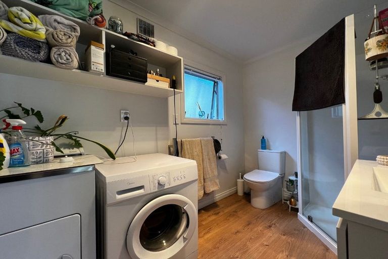 Photo of property in 21 Meadowood Drive, Unsworth Heights, Auckland, 0632