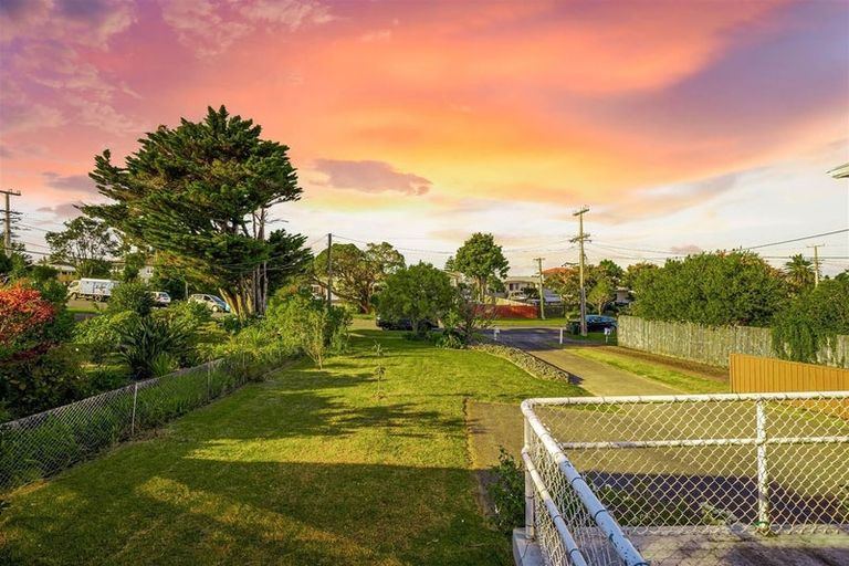 Photo of property in 21 Covil Avenue, Te Atatu South, Auckland, 0610